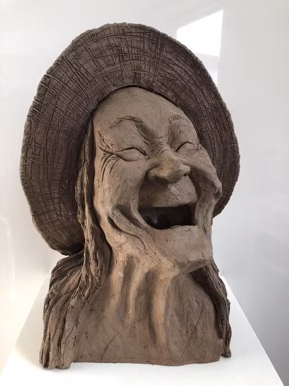 „Lachen“ 2019 gebrannter Ton „„Lachen“ 2019 gebrannter TonSanftmut“ 2019 gebrannter Ton