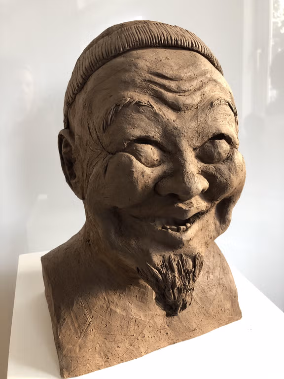 „Asiate mit Mütze und Bart“ 2019 gebrannter Ton r „Asiate mit Mütze und Bart“ 2019 gebrannter Ton r