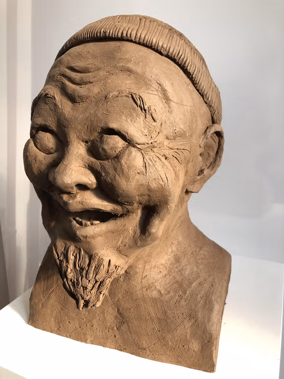 „Asiate mit Mütze und Bart“ 2019 gebrannter Ton lsiate_mit_Mtze_und_Bart_2019_gebrannter_Ton-Rechts.jpg „Asiate mit Mütze und Bart“ 2019 gebrannter Ton lsiate_mit_Mtze_und_Bart_2019_gebrannter_Ton-Rechts.jpg