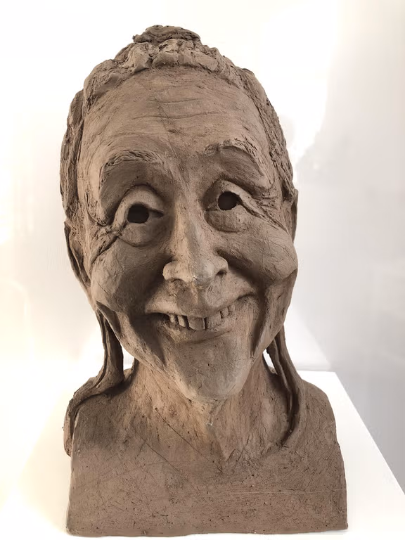 „Asiate mit Mütze und Bart“ 2019 gebrannter Ton „Asiate mit Mütze und Bart“ 2019 gebrannter Ton