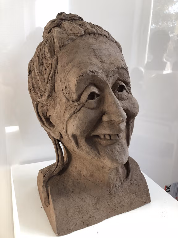„Asiate mit Mütze und Bart“ 2019 gebrannter Ton r „Asiate mit Mütze und Bart“ 2019 gebrannter Ton r